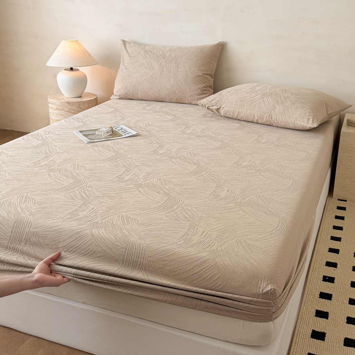 91家纺网 家纺一手货源 找家纺 眠博士 2026新款60S水洗立体提花床笠-场景二 床笠-月岛弥生-杏