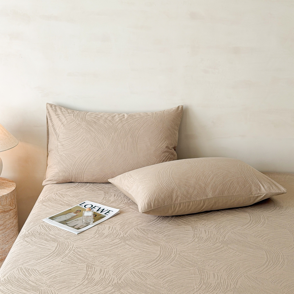 91家纺网 家纺一手货源 找家纺 眠博士 2026新款60S水洗立体提花床笠-场景二 床笠-月岛弥生-杏