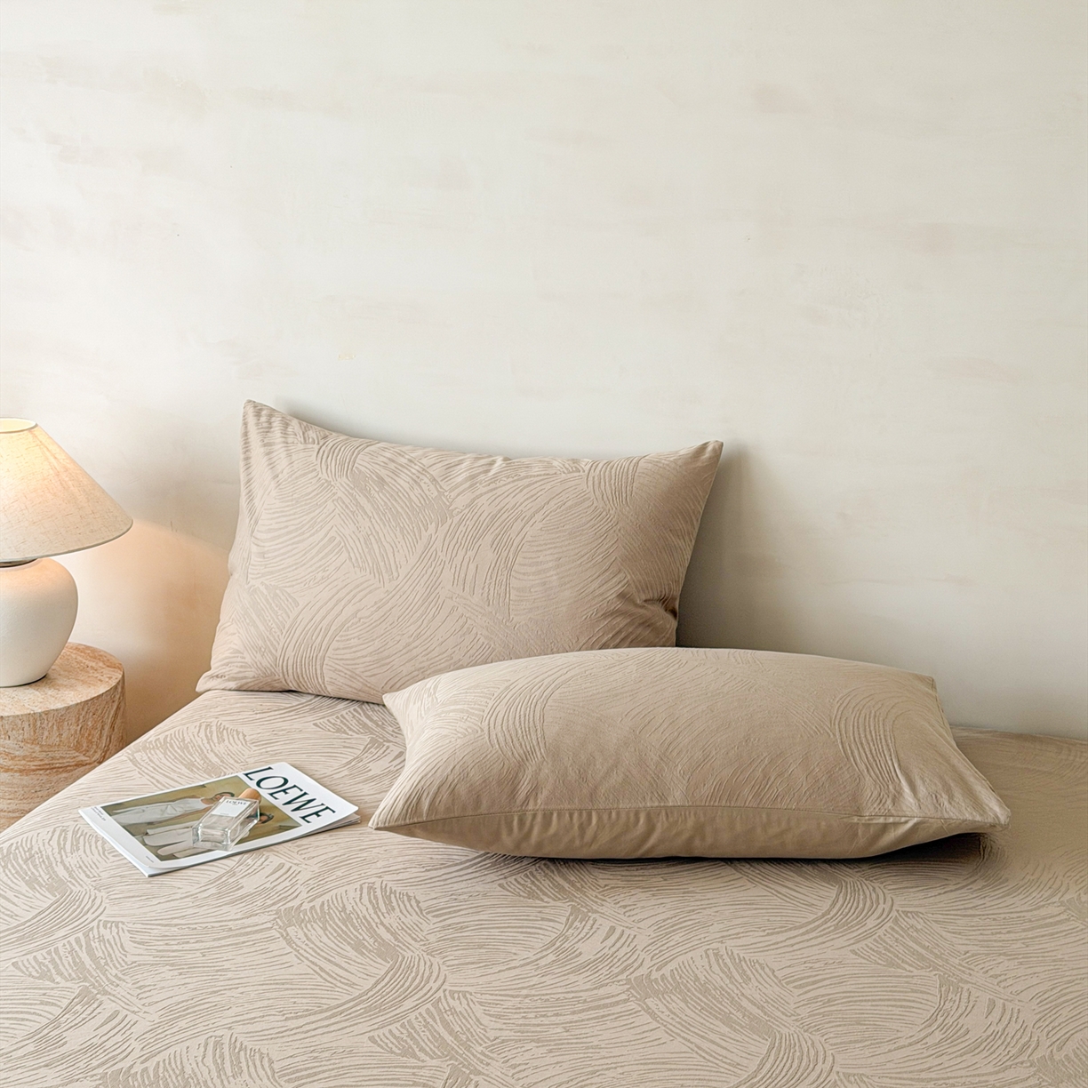 91家纺网 家纺一手货源 找家纺 眠博士 2026新款60S水洗立体提花床笠-场景二 床笠-月岛弥生-杏