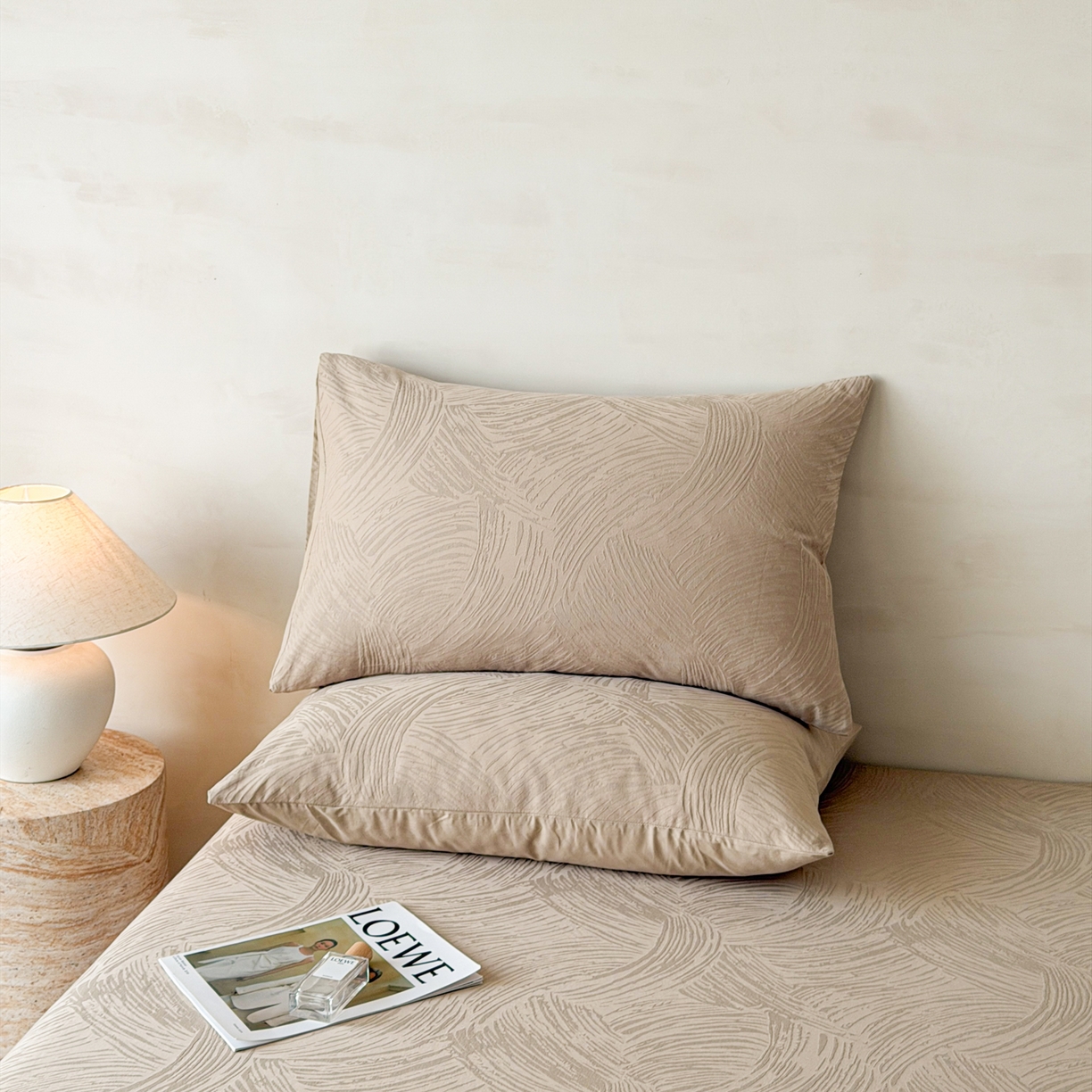 91家纺网 家纺一手货源 找家纺 眠博士 2026新款60S水洗立体提花床笠-场景二 床笠-月岛弥生-杏