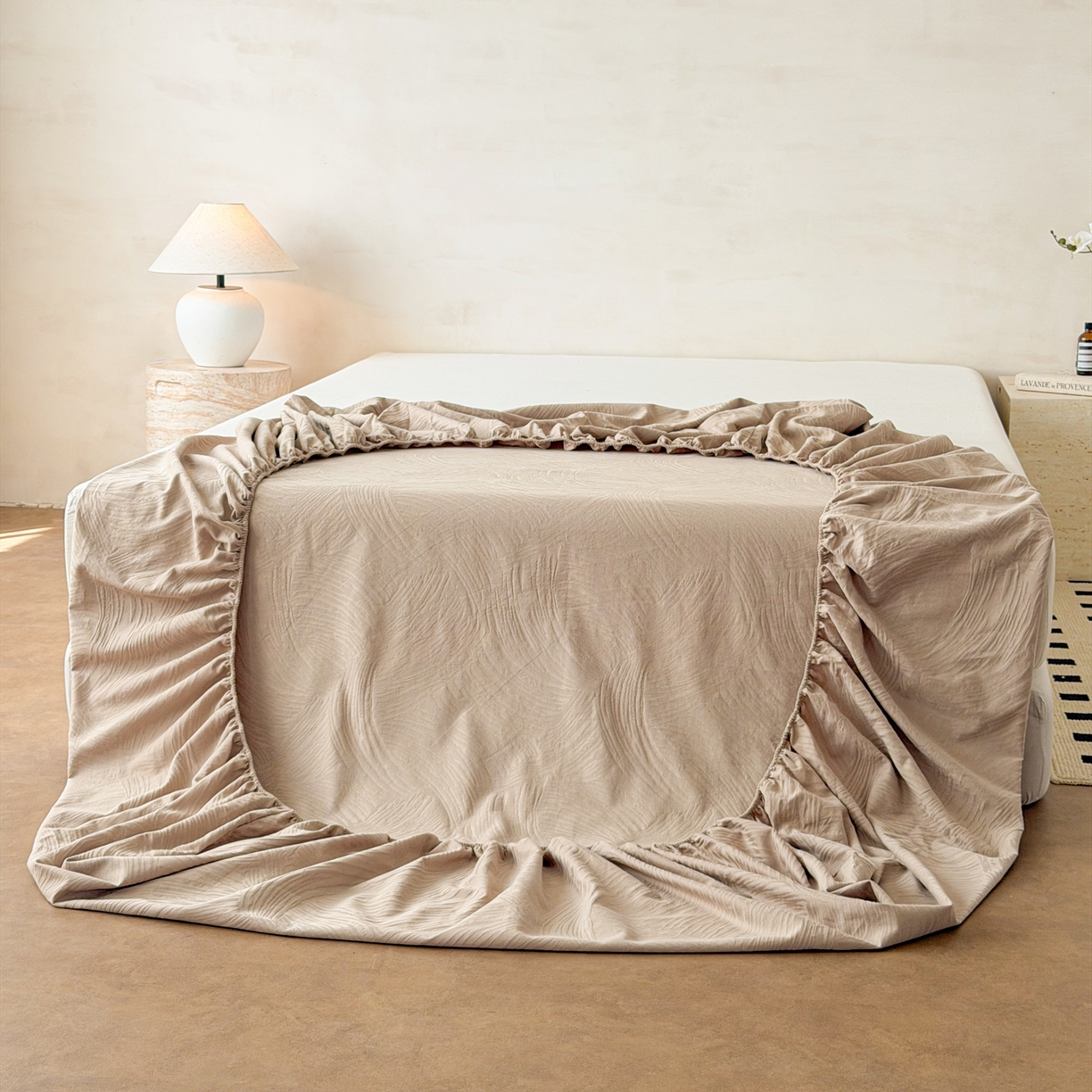 91家纺网 家纺一手货源 找家纺 眠博士 2026新款60S水洗立体提花床笠-场景二 床笠-月岛弥生-杏