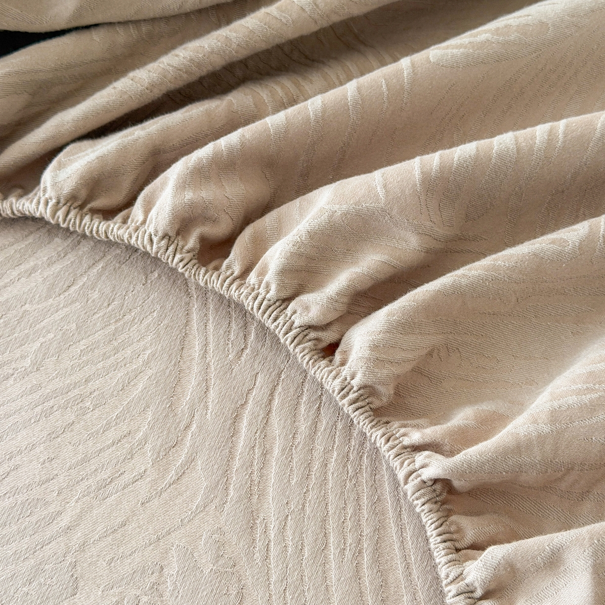 91家纺网 家纺一手货源 找家纺 眠博士 2026新款60S水洗立体提花床笠-场景二 床笠-月岛弥生-杏