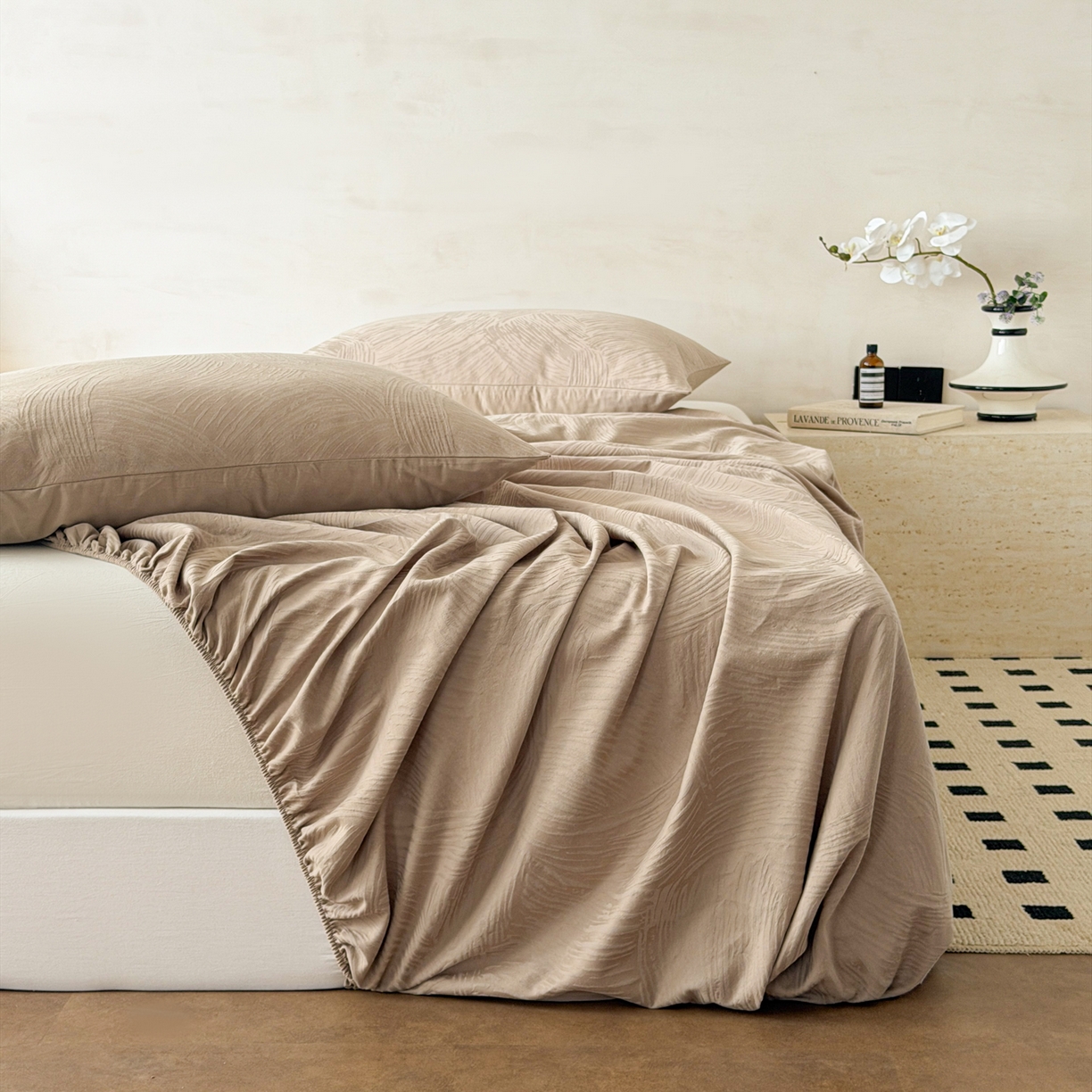 91家纺网 家纺一手货源 找家纺 眠博士 2026新款60S水洗立体提花床笠-场景二 床笠-月岛弥生-杏