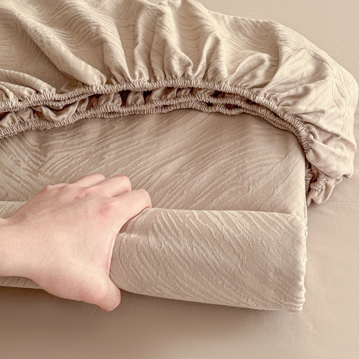 91家纺网 家纺一手货源 找家纺 眠博士 2026新款60S水洗立体提花床笠-场景二 床笠-月岛弥生-杏