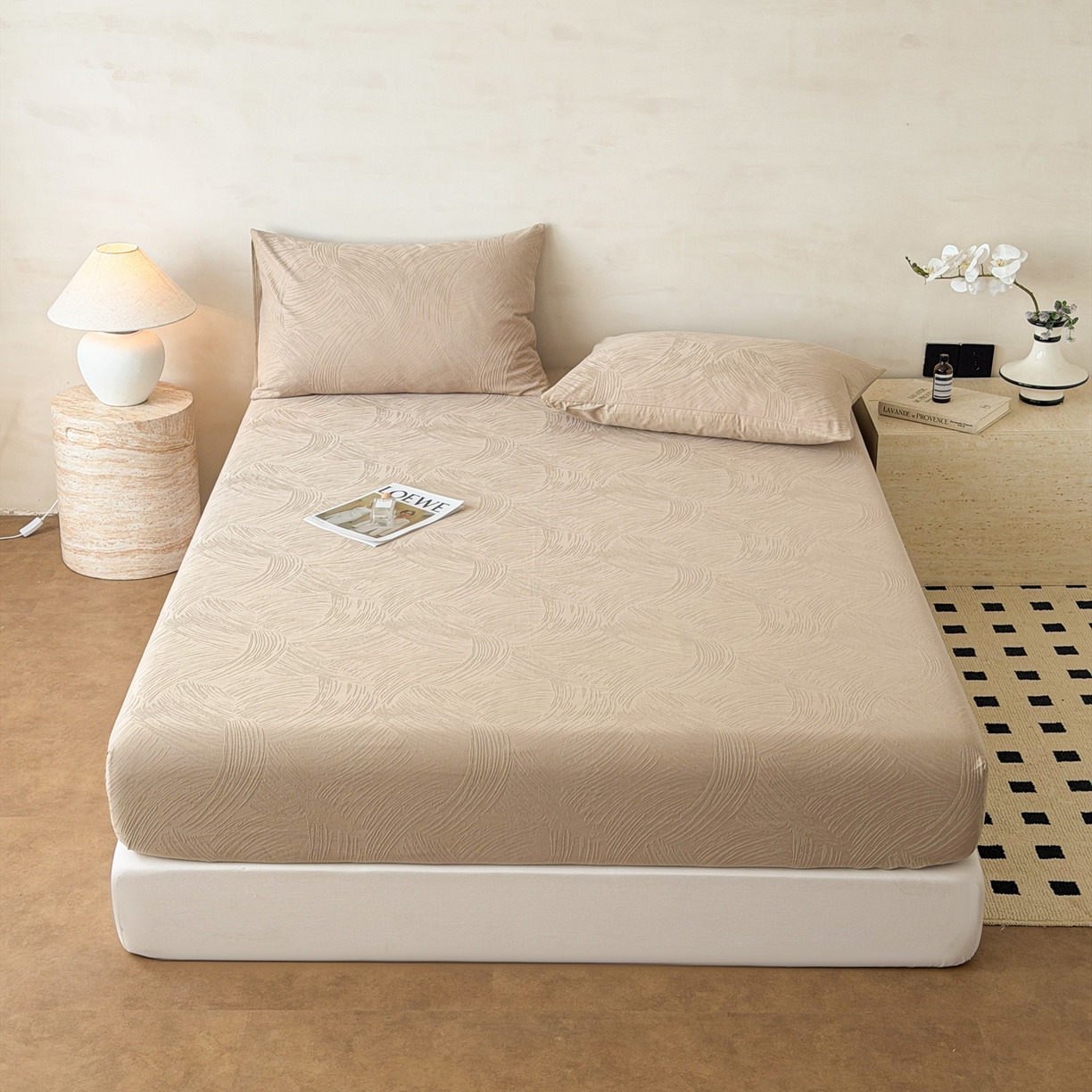 91家纺网 家纺一手货源 找家纺 眠博士 2026新款60S水洗立体提花床笠-场景二 床笠-月岛弥生-杏