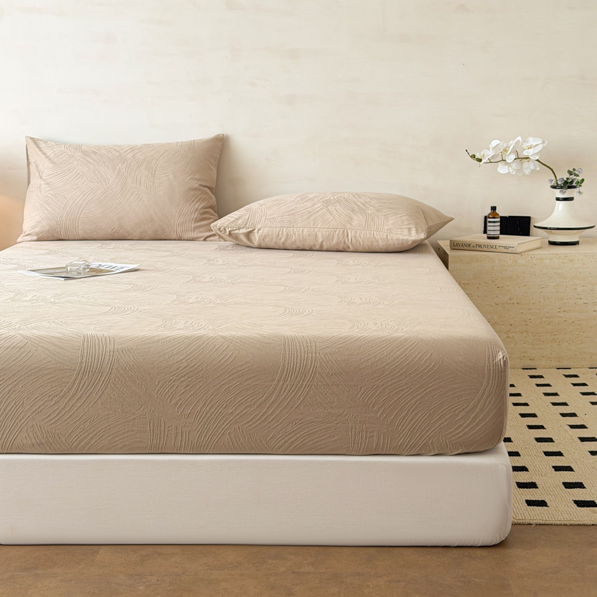 91家纺网 家纺一手货源 找家纺 眠博士 2026新款60S水洗立体提花床笠-场景二 床笠-月岛弥生-杏