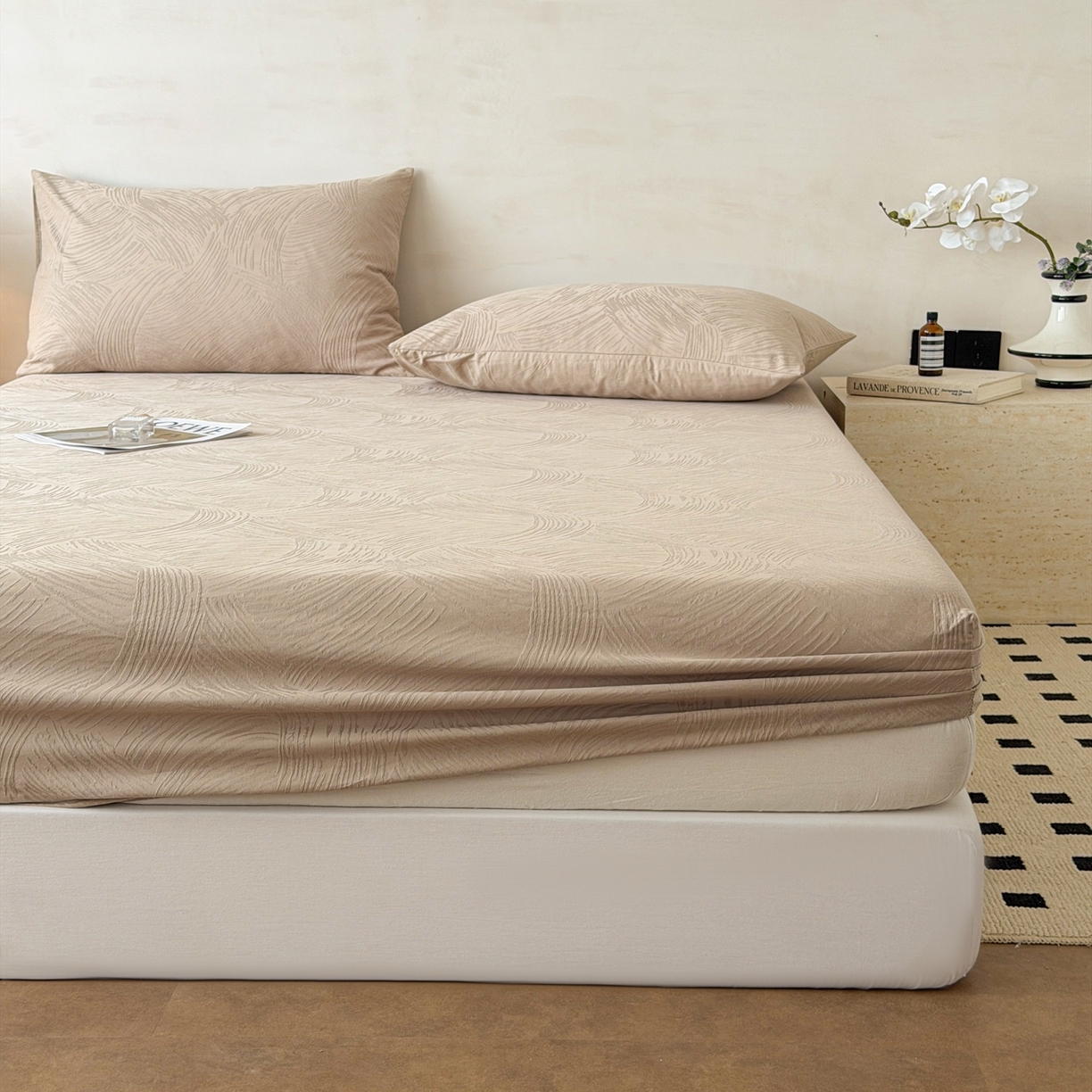 91家纺网 家纺一手货源 找家纺 眠博士 2026新款60S水洗立体提花床笠-场景二 床笠-月岛弥生-杏