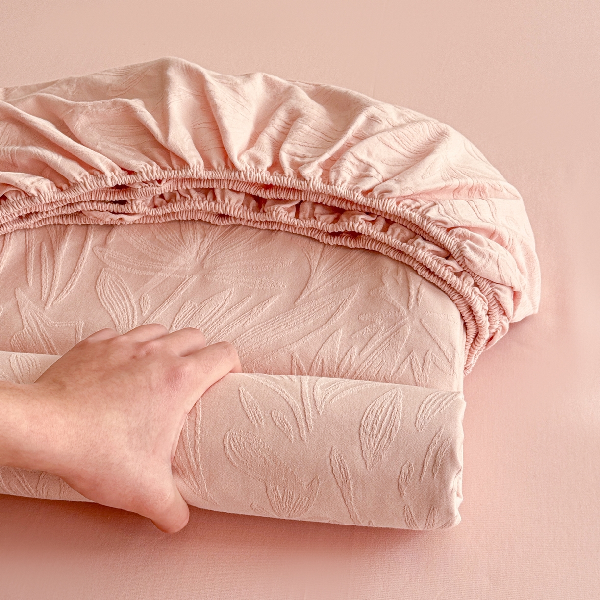 91家纺网 家纺一手货源 找家纺 眠博士 2026新款60S水洗立体提花床笠-场景二 床笠-绵语-粉