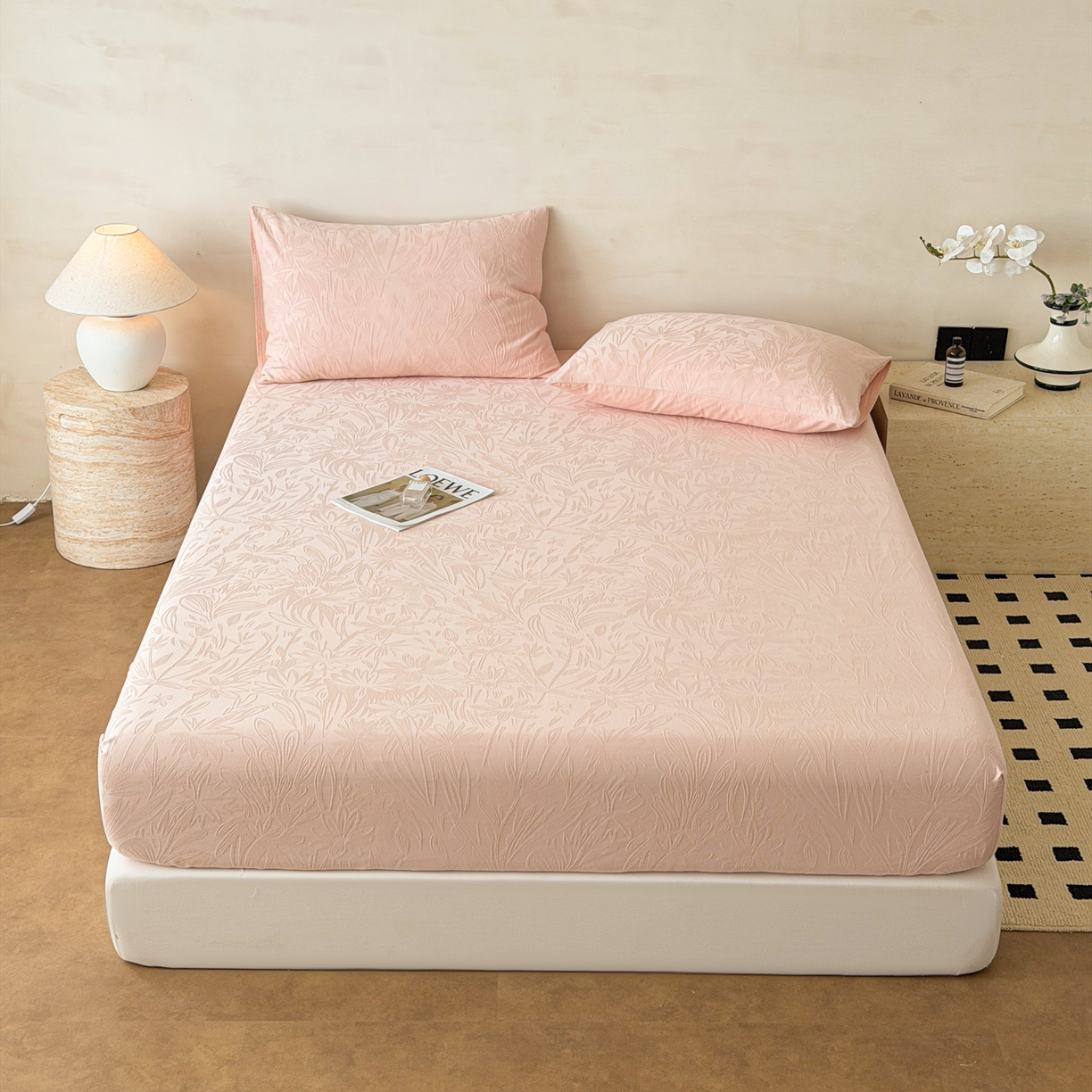 91家纺网 家纺一手货源 找家纺 眠博士 2026新款60S水洗立体提花床笠-场景二 床笠-绵语-粉