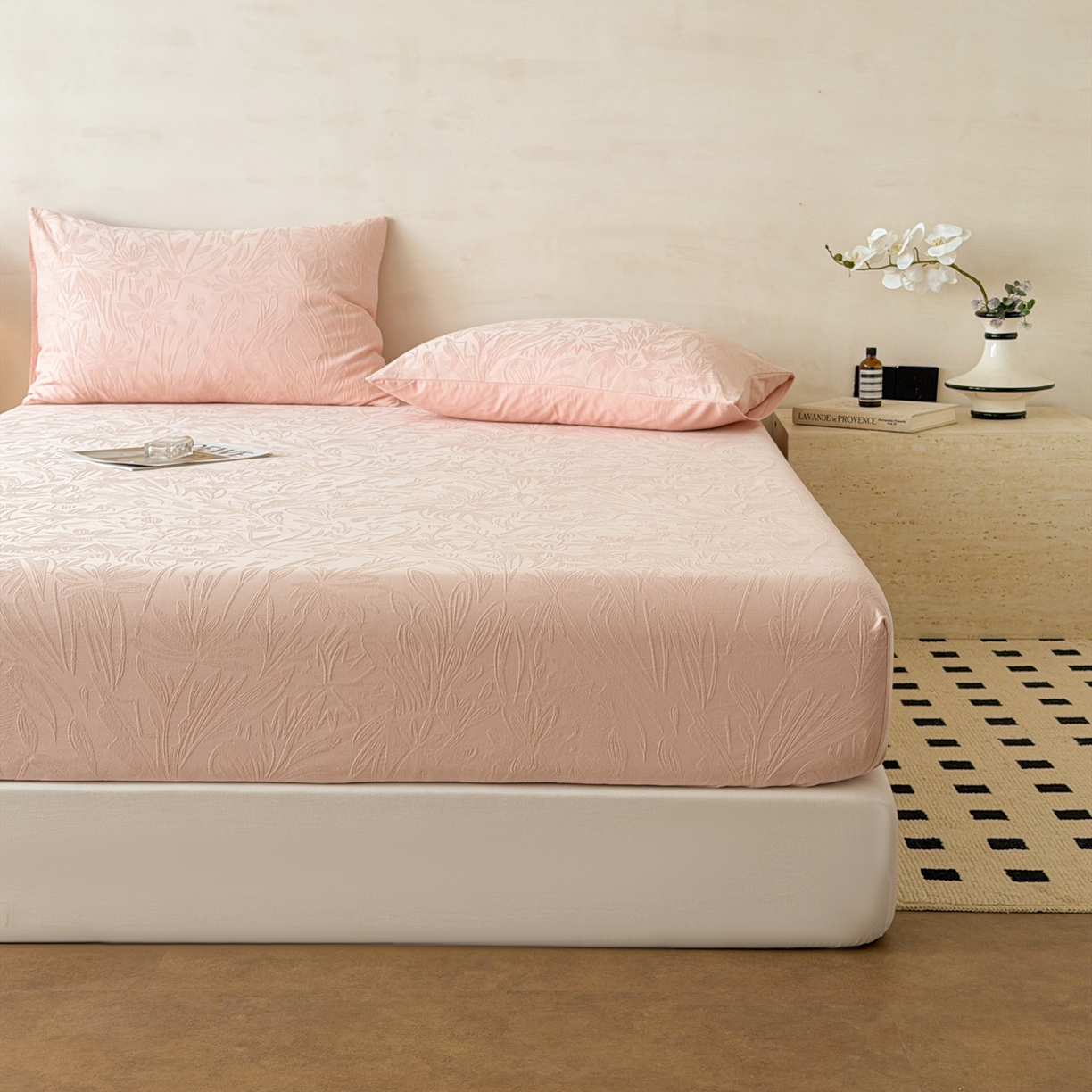 91家纺网 家纺一手货源 找家纺 眠博士 2026新款60S水洗立体提花床笠-场景二 床笠-绵语-粉