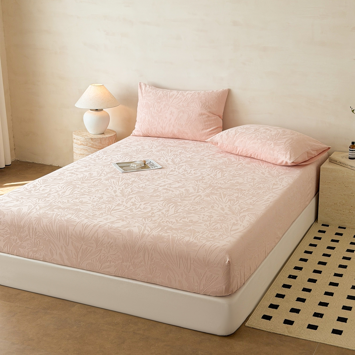 91家纺网 家纺一手货源 找家纺 眠博士 2026新款60S水洗立体提花床笠-场景二 床笠-绵语-粉