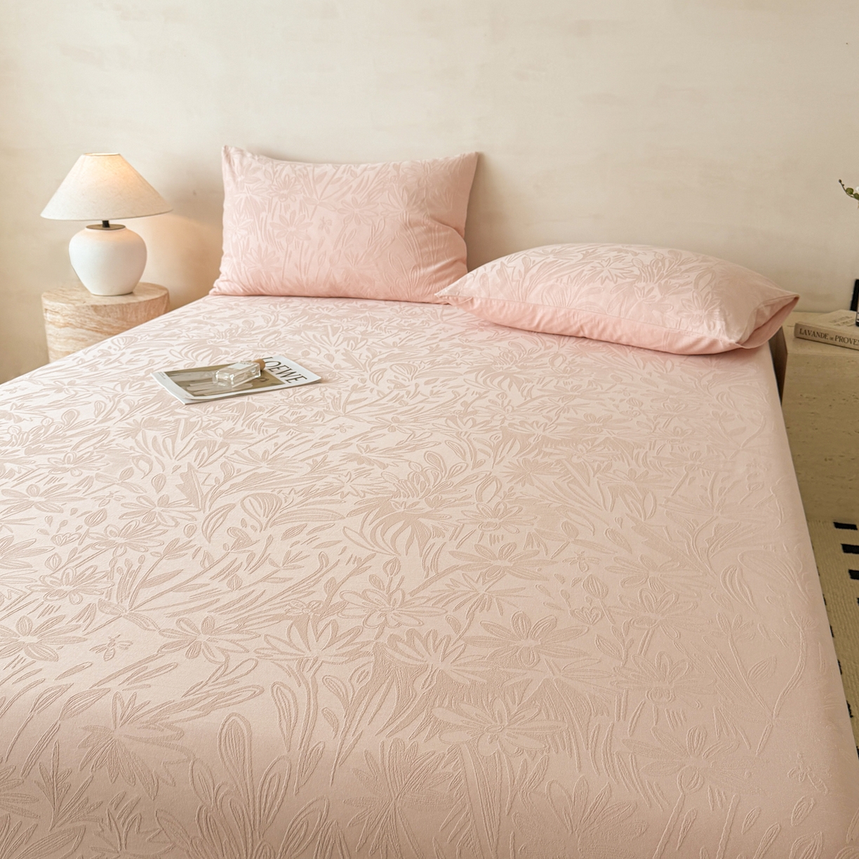 91家纺网 家纺一手货源 找家纺 眠博士 2026新款60S水洗立体提花床笠-场景二 床笠-绵语-粉