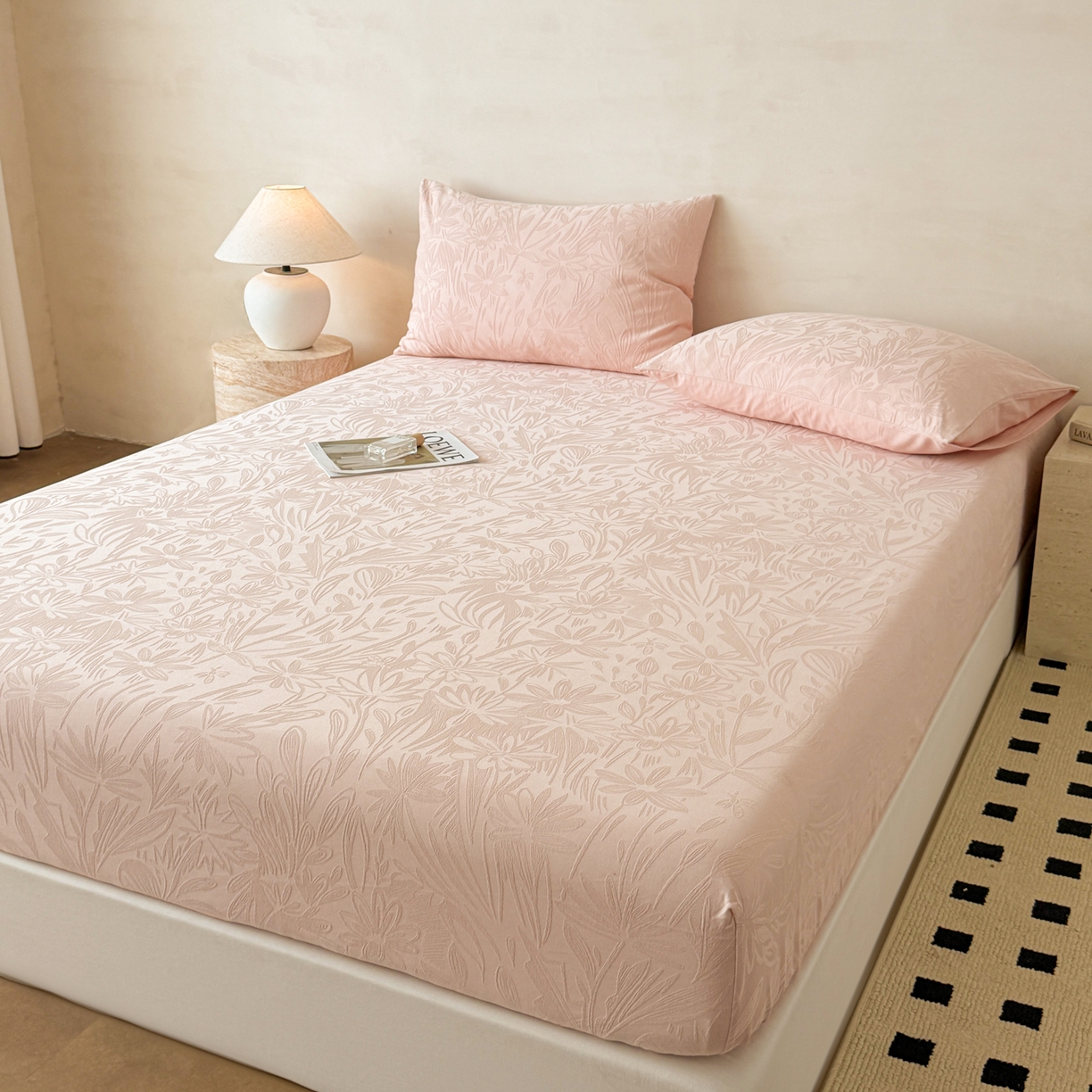 91家纺网 家纺一手货源 找家纺 眠博士 2026新款60S水洗立体提花床笠-场景二 床笠-绵语-粉