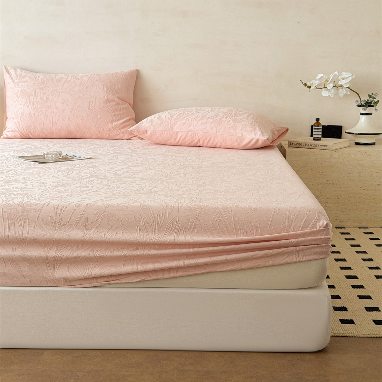 91家纺网 家纺一手货源 找家纺 眠博士 2026新款60S水洗立体提花床笠-场景二 床笠-绵语-粉