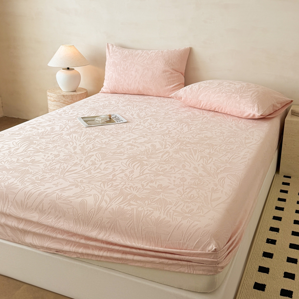 91家纺网 家纺一手货源 找家纺 眠博士 2026新款60S水洗立体提花床笠-场景二 床笠-绵语-粉