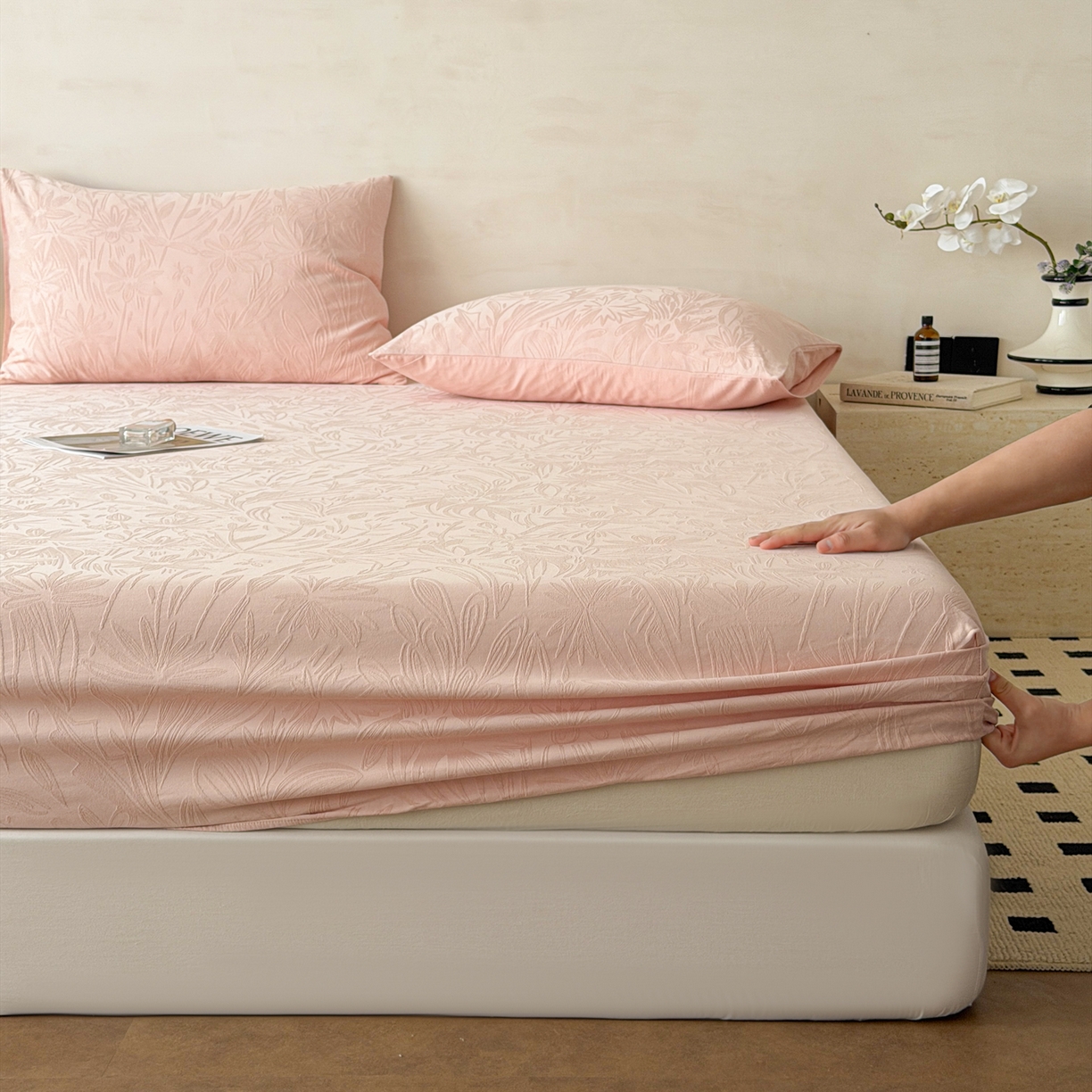 91家纺网 家纺一手货源 找家纺 眠博士 2026新款60S水洗立体提花床笠-场景二 床笠-绵语-粉