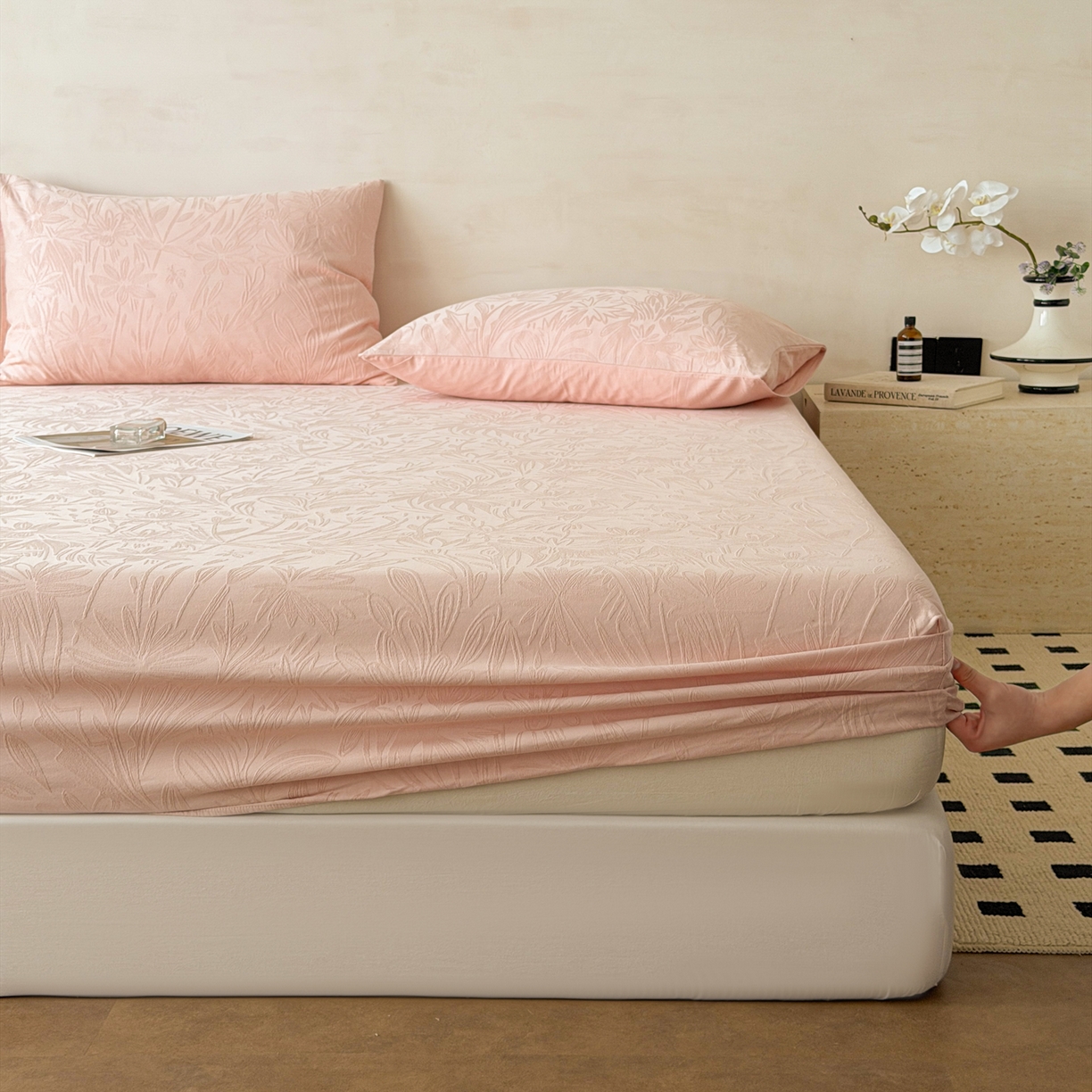 91家纺网 家纺一手货源 找家纺 眠博士 2026新款60S水洗立体提花床笠-场景二 床笠-绵语-粉