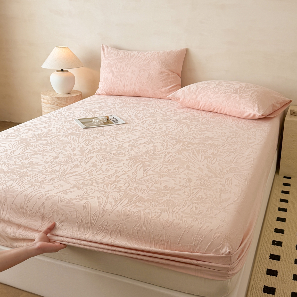 91家纺网 家纺一手货源 找家纺 眠博士 2026新款60S水洗立体提花床笠-场景二 床笠-绵语-粉