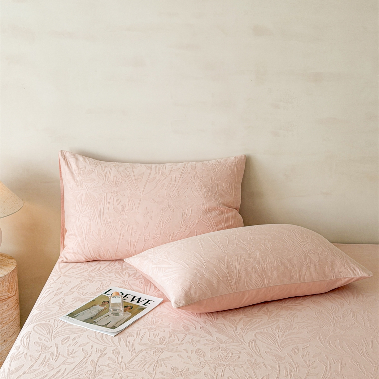 91家纺网 家纺一手货源 找家纺 眠博士 2026新款60S水洗立体提花床笠-场景二 床笠-绵语-粉