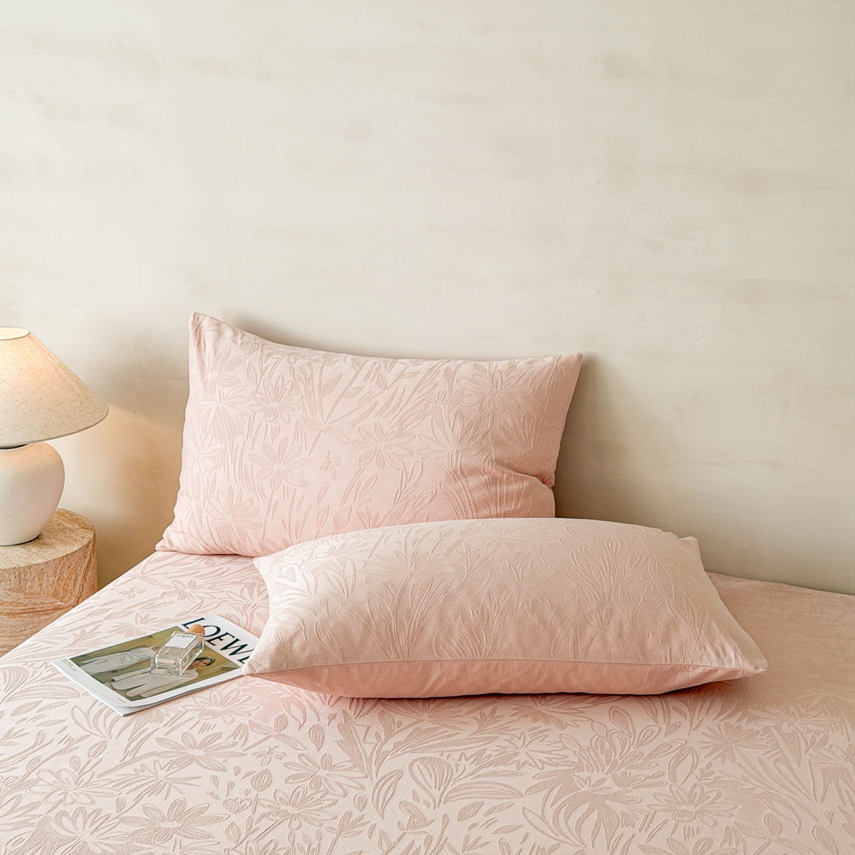 91家纺网 家纺一手货源 找家纺 眠博士 2026新款60S水洗立体提花床笠-场景二 床笠-绵语-粉