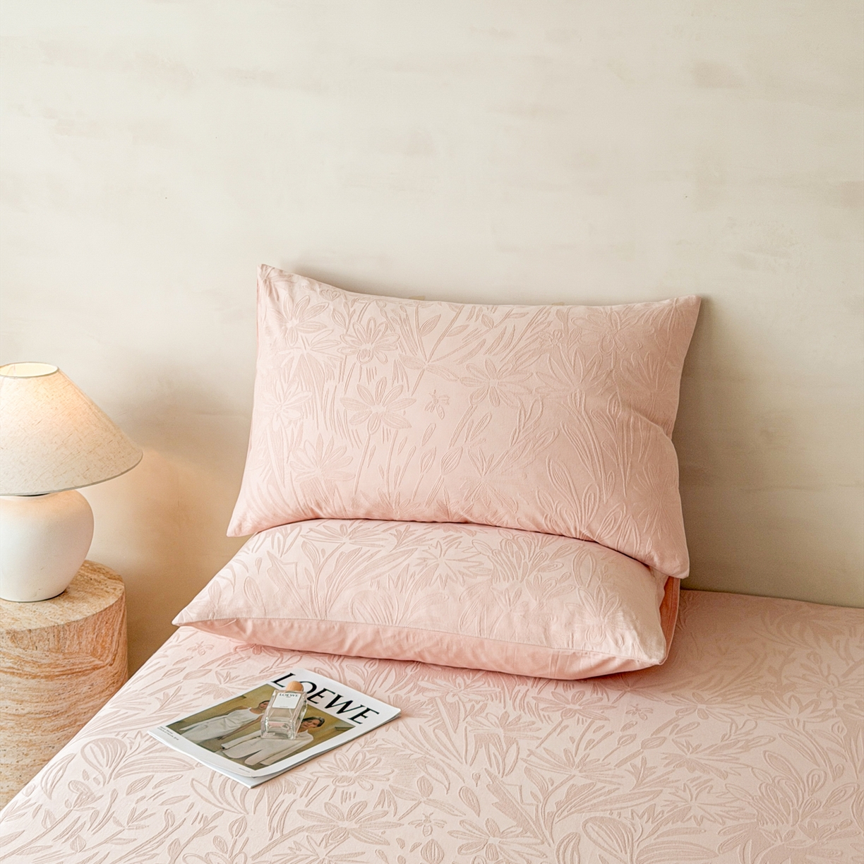 91家纺网 家纺一手货源 找家纺 眠博士 2026新款60S水洗立体提花床笠-场景二 床笠-绵语-粉