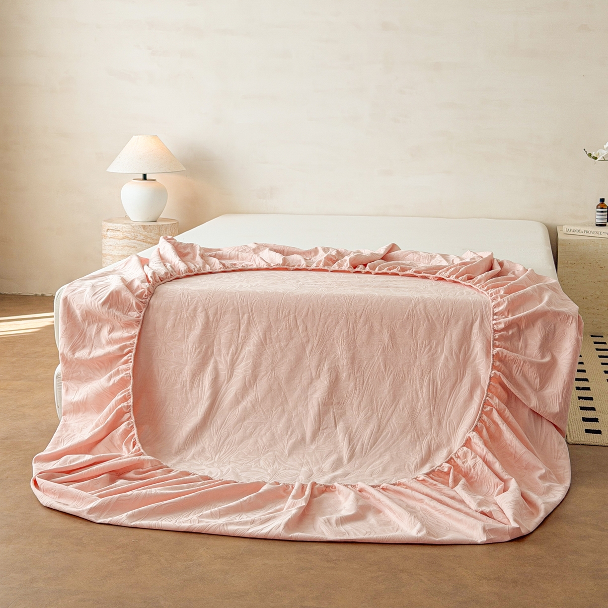 91家纺网 家纺一手货源 找家纺 眠博士 2026新款60S水洗立体提花床笠-场景二 床笠-绵语-粉