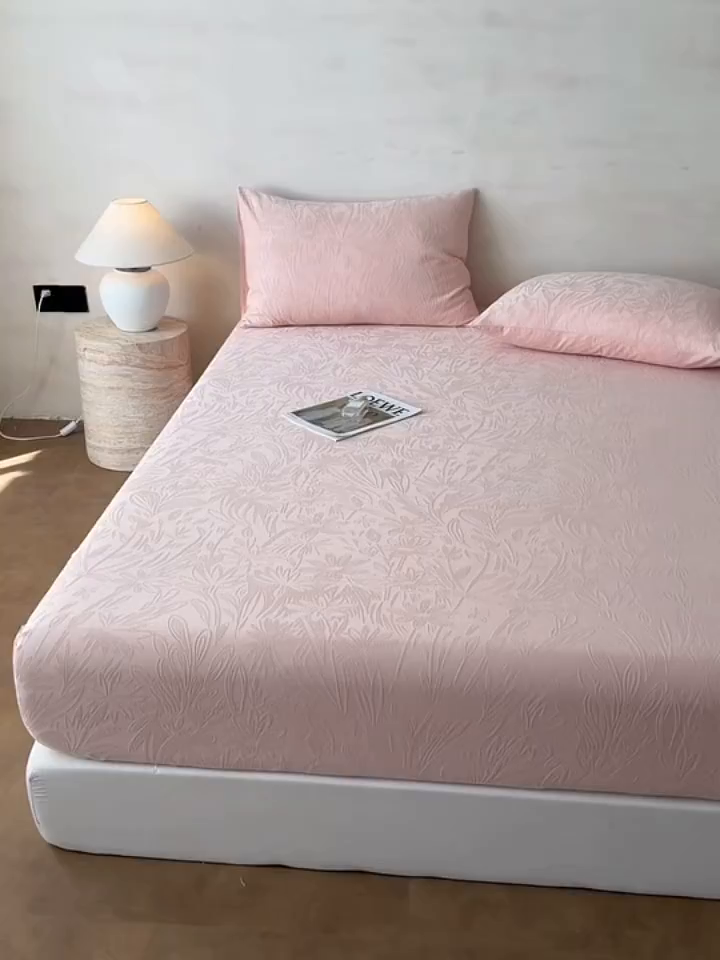 91家纺网 家纺一手货源 找家纺 眠博士 2026新款60S水洗立体提花床笠-场景二 床笠-绵语-粉