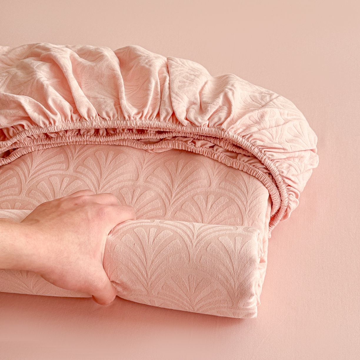 91家纺网 家纺一手货源 找家纺 眠博士 2026新款60S水洗立体提花床笠-场景二 床笠-杏影-粉