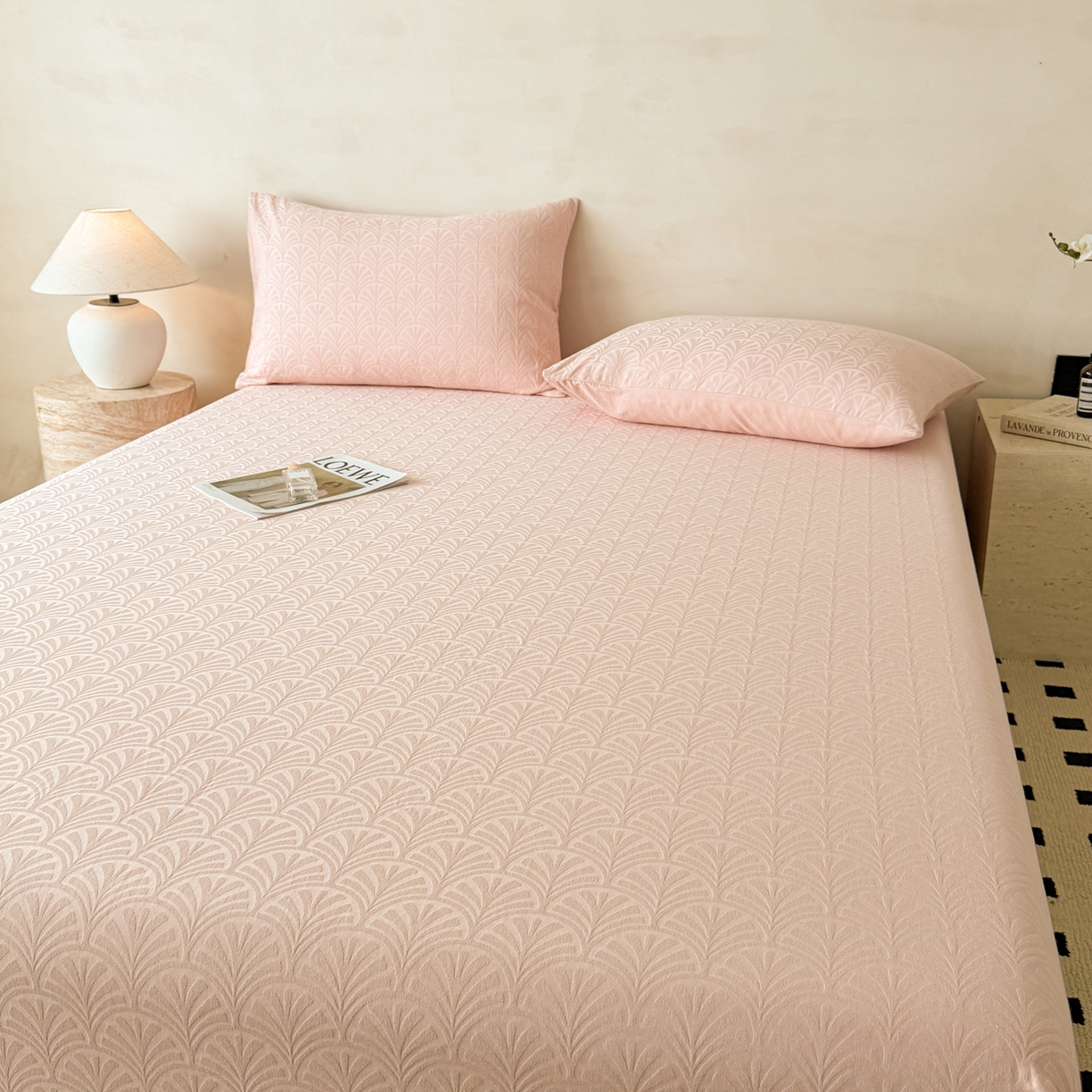 91家纺网 家纺一手货源 找家纺 眠博士 2026新款60S水洗立体提花床笠-场景二 床笠-杏影-粉