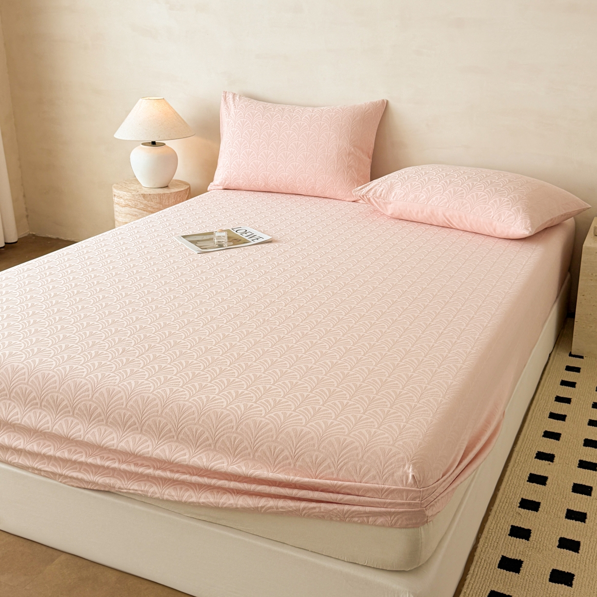 91家纺网 家纺一手货源 找家纺 眠博士 2026新款60S水洗立体提花床笠-场景二 床笠-杏影-粉