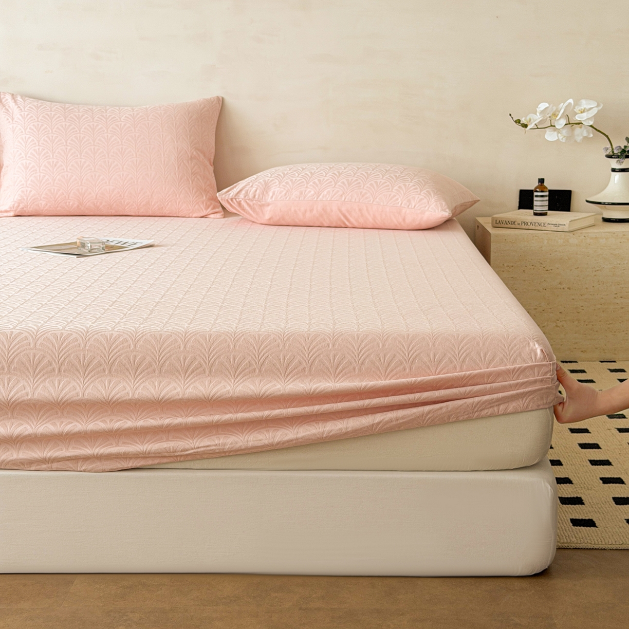 91家纺网 家纺一手货源 找家纺 眠博士 2026新款60S水洗立体提花床笠-场景二 床笠-杏影-粉