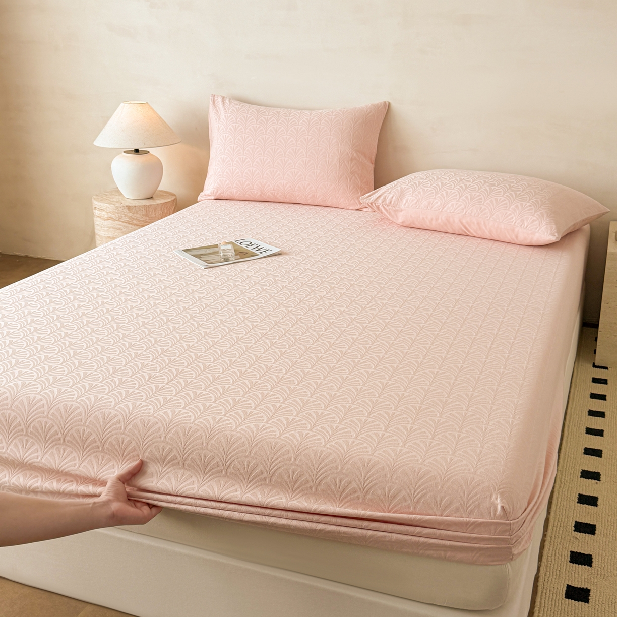 91家纺网 家纺一手货源 找家纺 眠博士 2026新款60S水洗立体提花床笠-场景二 床笠-杏影-粉