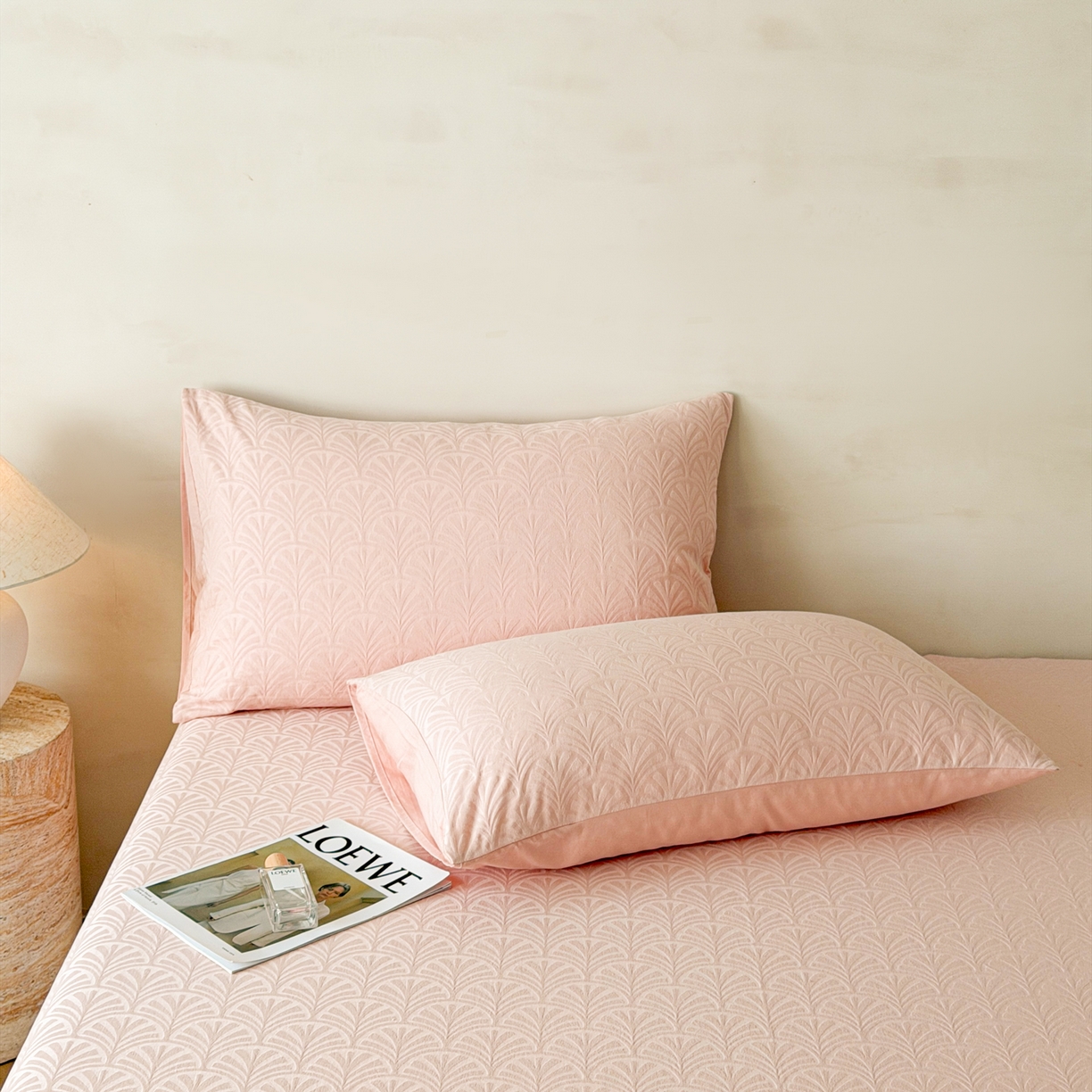 91家纺网 家纺一手货源 找家纺 眠博士 2026新款60S水洗立体提花床笠-场景二 床笠-杏影-粉