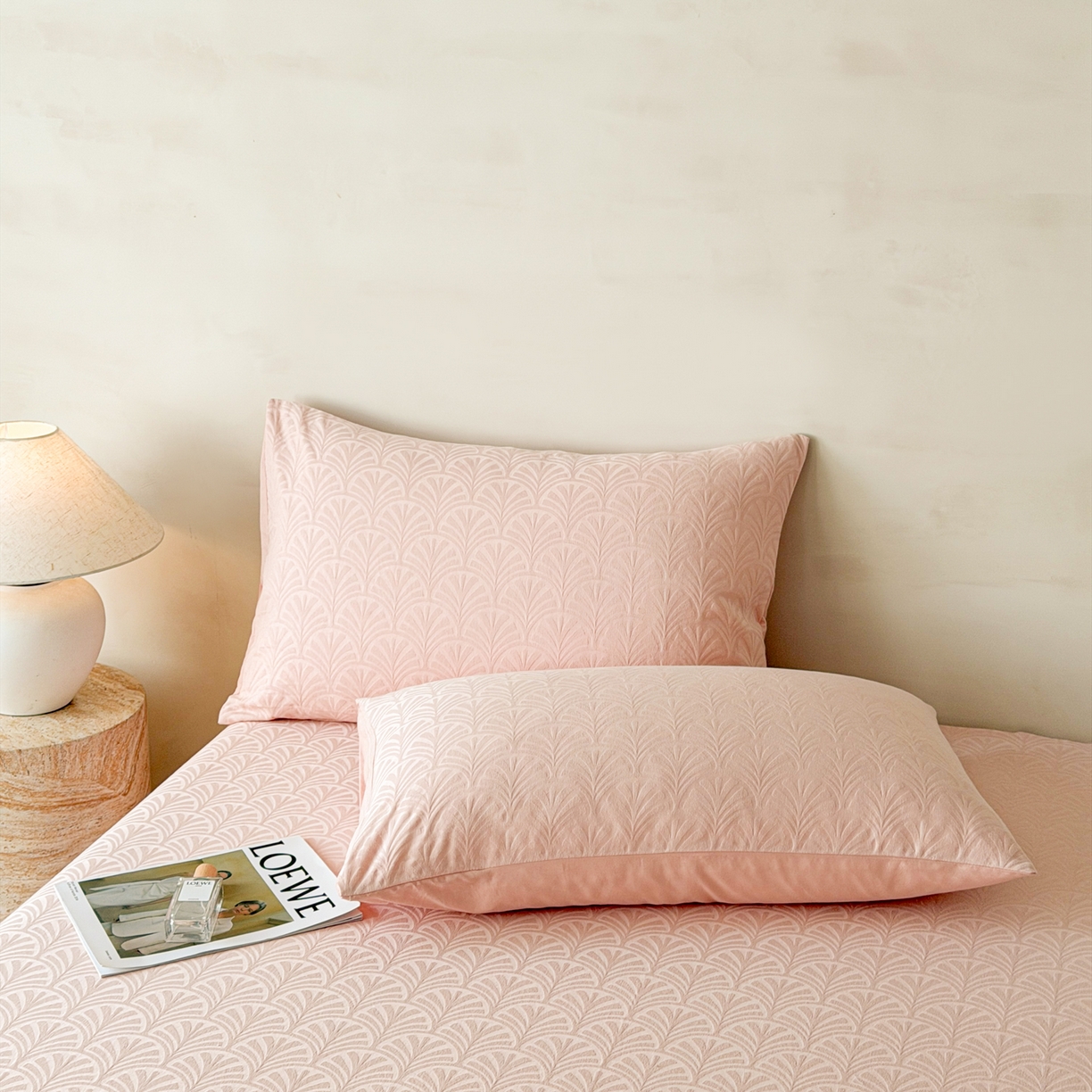 91家纺网 家纺一手货源 找家纺 眠博士 2026新款60S水洗立体提花床笠-场景二 床笠-杏影-粉