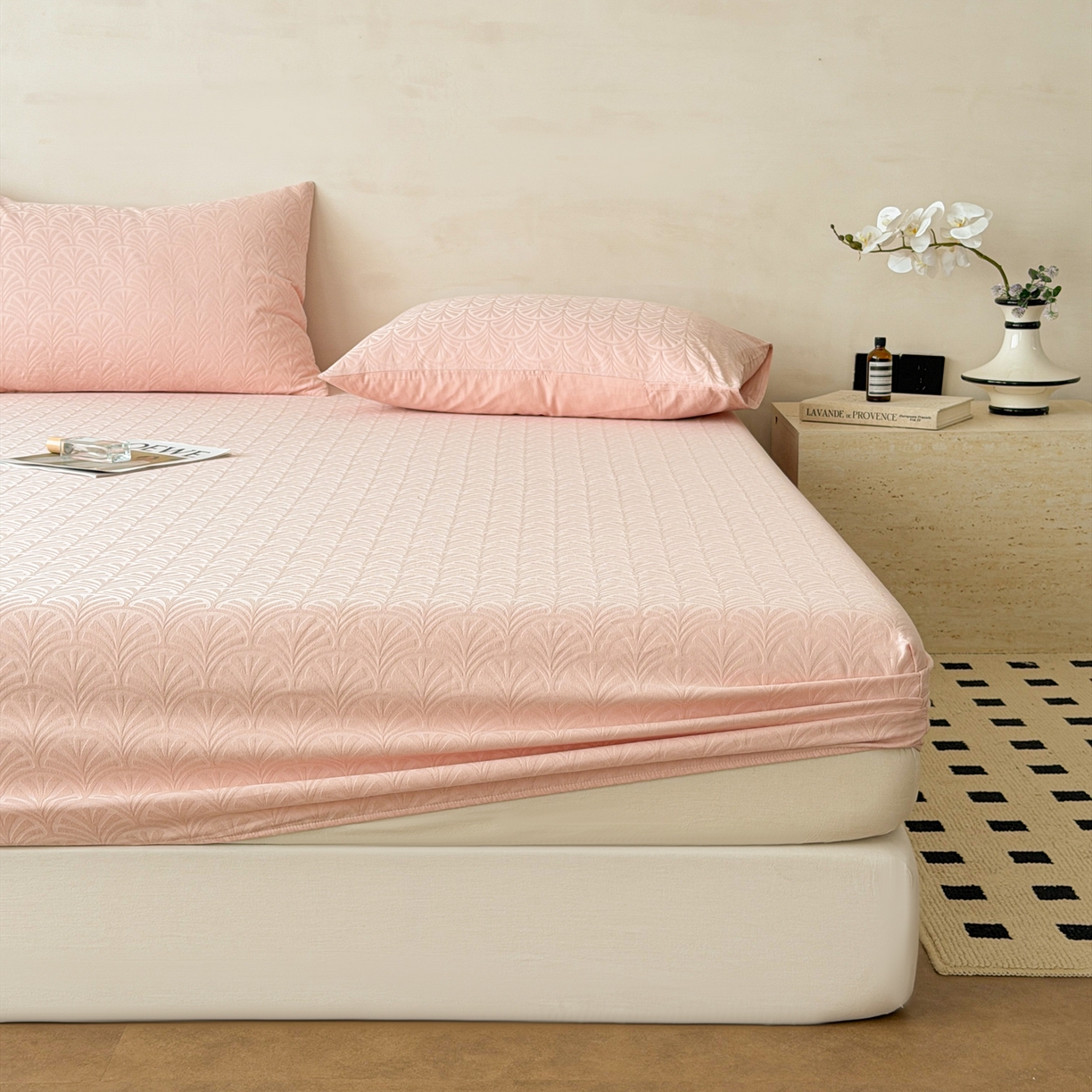 91家纺网 家纺一手货源 找家纺 眠博士 2026新款60S水洗立体提花床笠-场景二 床笠-杏影-粉