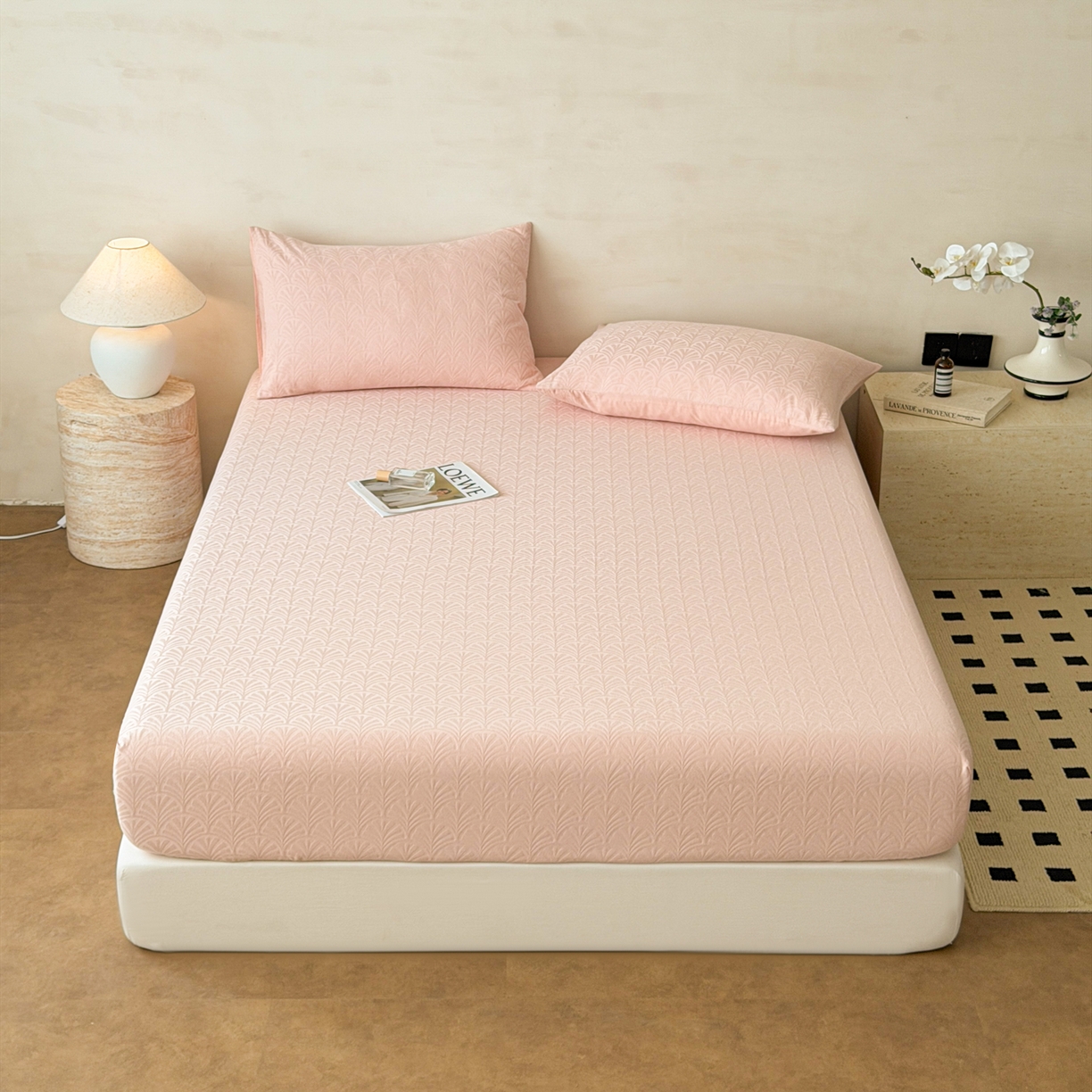 91家纺网 家纺一手货源 找家纺 眠博士 2026新款60S水洗立体提花床笠-场景二 床笠-杏影-粉