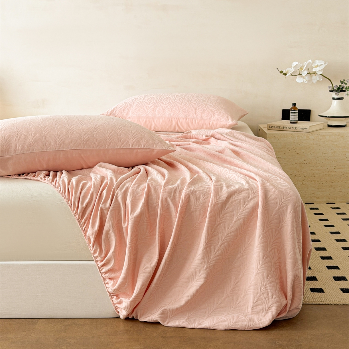 91家纺网 家纺一手货源 找家纺 眠博士 2026新款60S水洗立体提花床笠-场景二 床笠-杏影-粉