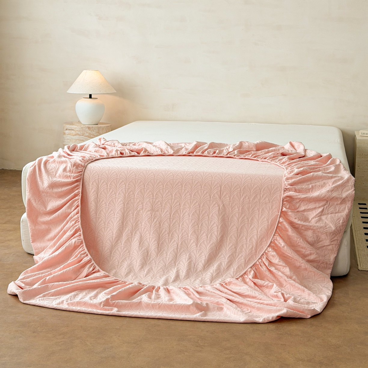 91家纺网 家纺一手货源 找家纺 眠博士 2026新款60S水洗立体提花床笠-场景二 床笠-杏影-粉