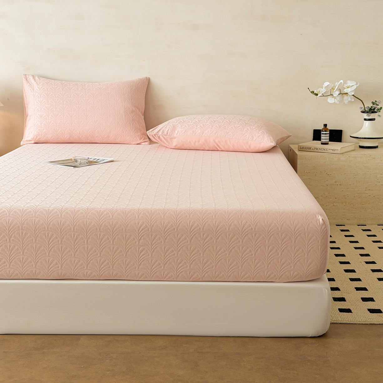 91家纺网 家纺一手货源 找家纺 眠博士 2026新款60S水洗立体提花床笠-场景二 床笠-杏影-粉