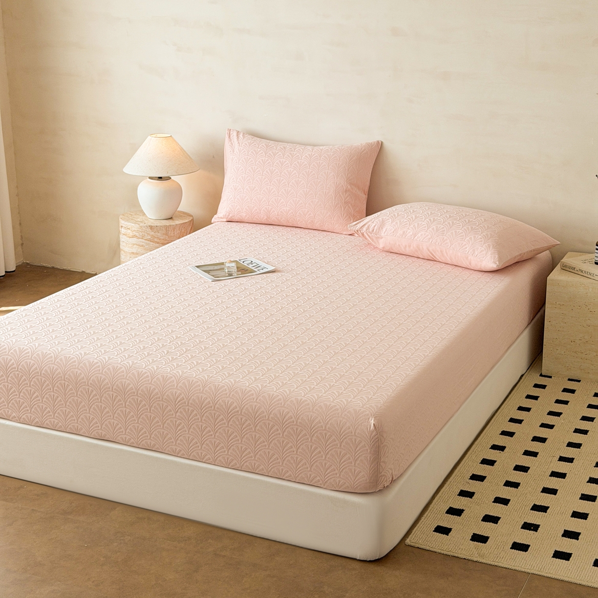 91家纺网 家纺一手货源 找家纺 眠博士 2026新款60S水洗立体提花床笠-场景二 床笠-杏影-粉