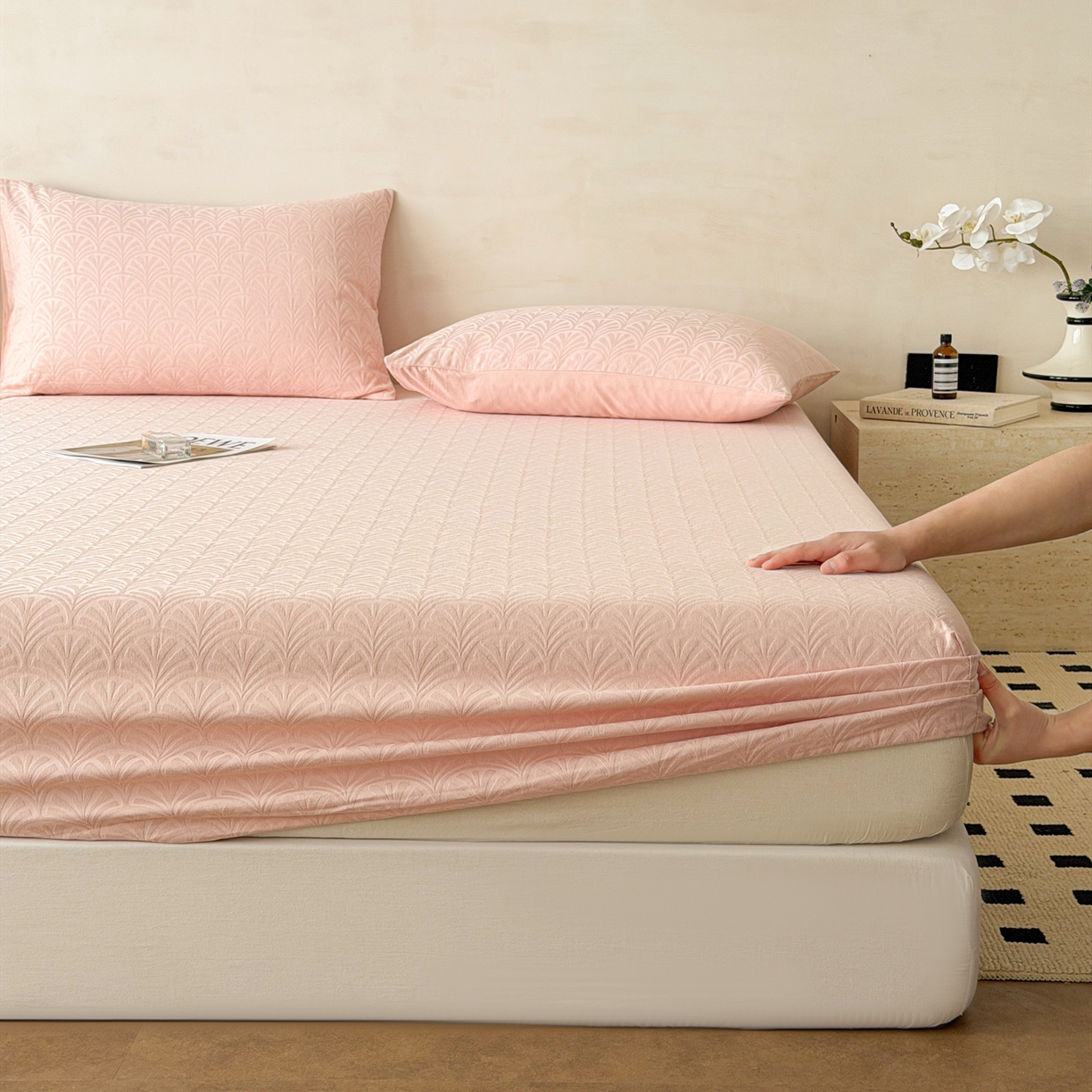 91家纺网 家纺一手货源 找家纺 眠博士 2026新款60S水洗立体提花床笠-场景二 床笠-杏影-粉