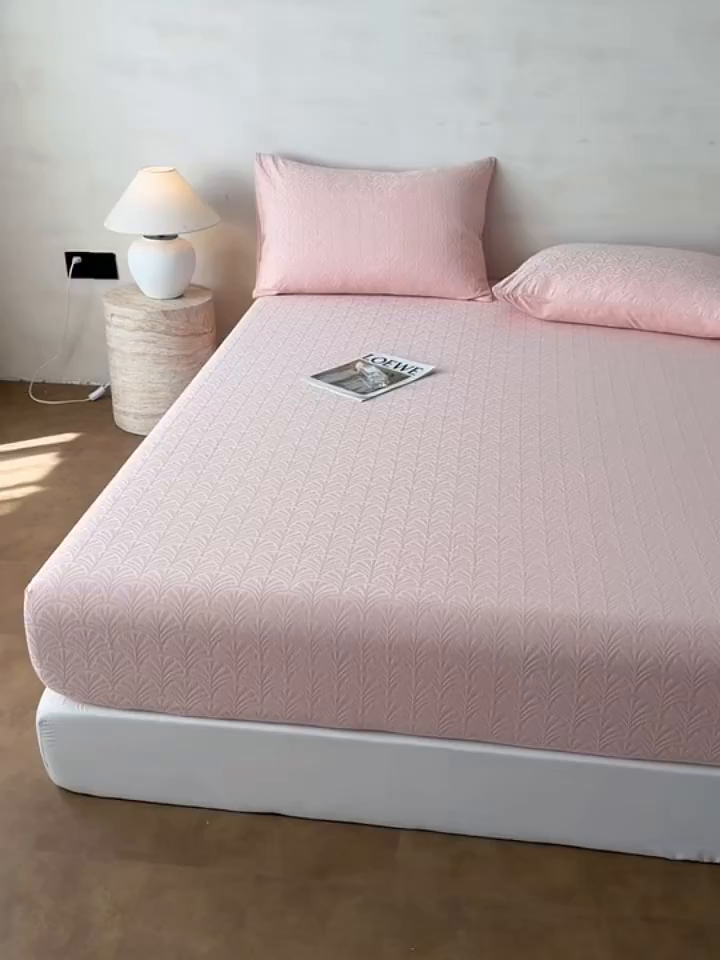 91家纺网 家纺一手货源 找家纺 眠博士 2026新款60S水洗立体提花床笠-场景二 床笠-杏影-粉