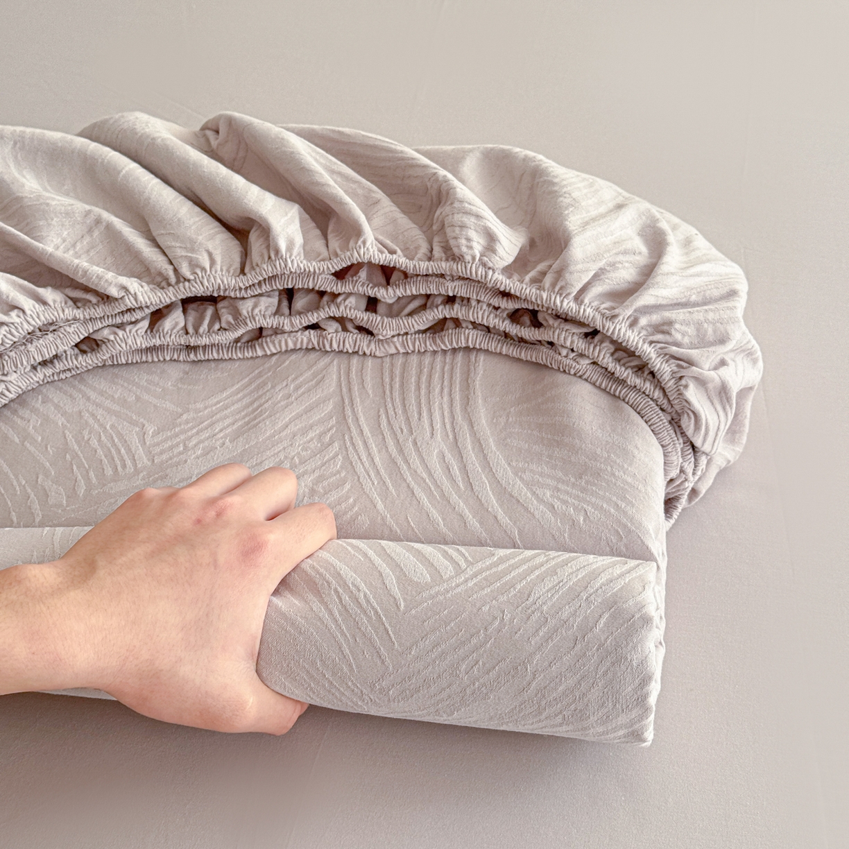 91家纺网 家纺一手货源 找家纺 眠博士 2026新款60S水洗立体提花床笠-场景二 床笠-月岛弥生-灰