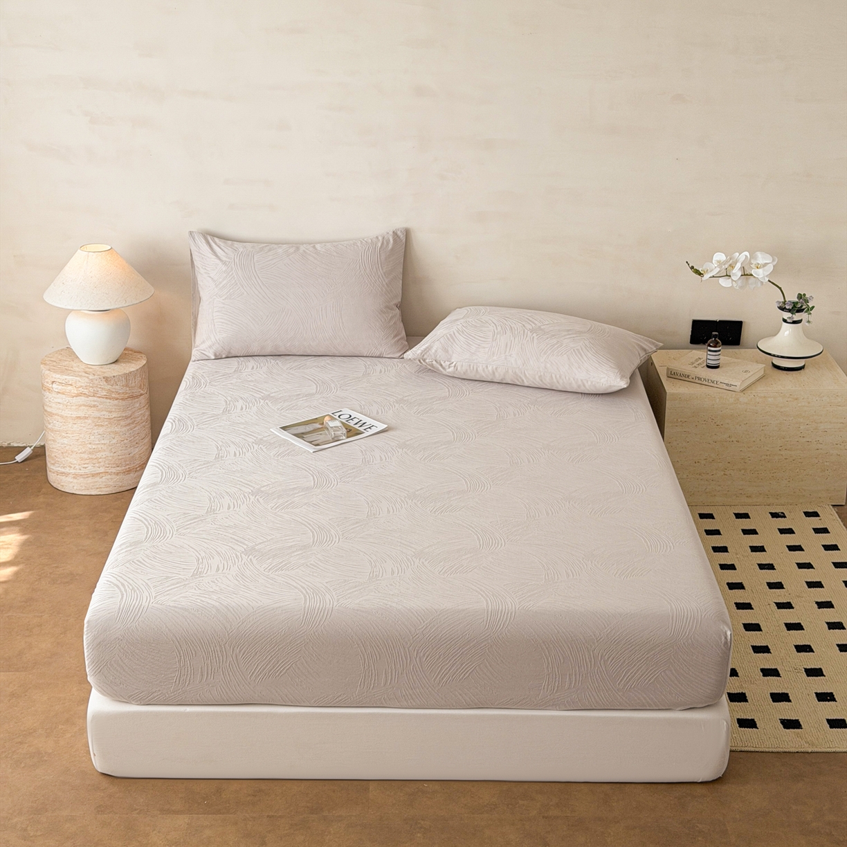 91家纺网 家纺一手货源 找家纺 眠博士 2026新款60S水洗立体提花床笠-场景二 床笠-月岛弥生-灰