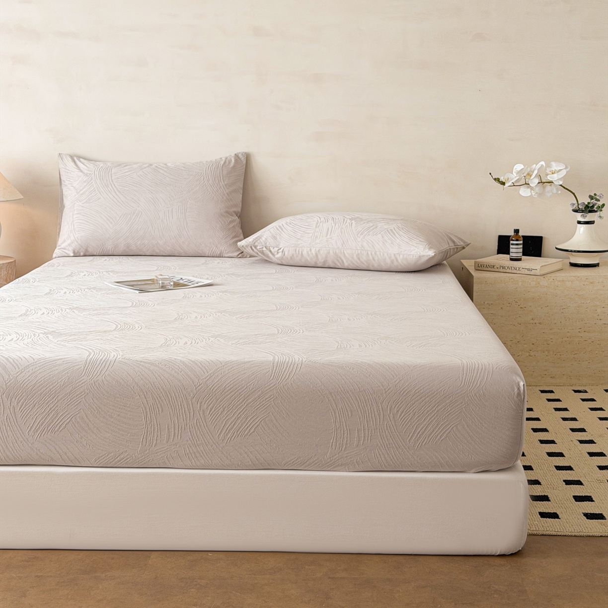 91家纺网 家纺一手货源 找家纺 眠博士 2026新款60S水洗立体提花床笠-场景二 床笠-月岛弥生-灰