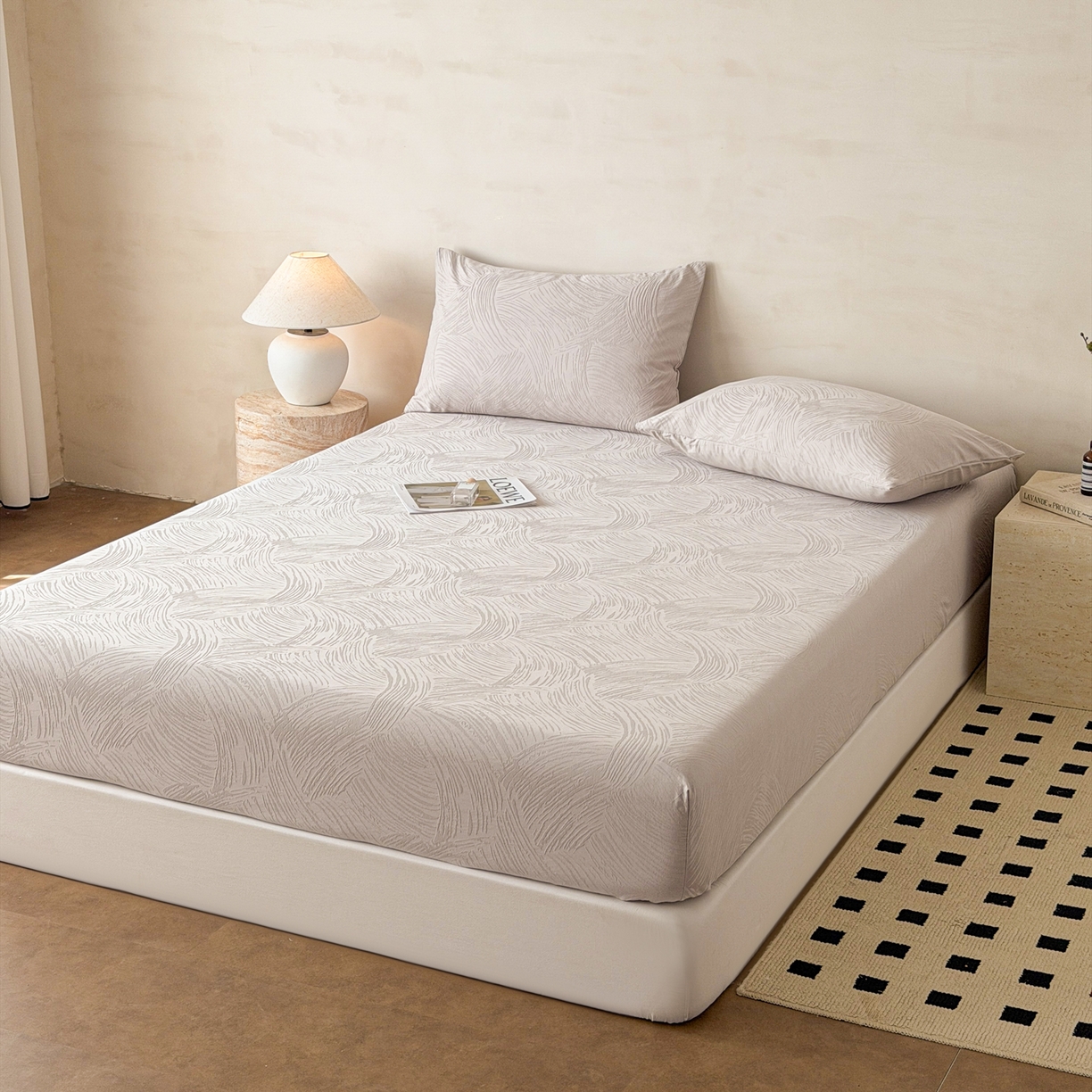 91家纺网 家纺一手货源 找家纺 眠博士 2026新款60S水洗立体提花床笠-场景二 床笠-月岛弥生-灰