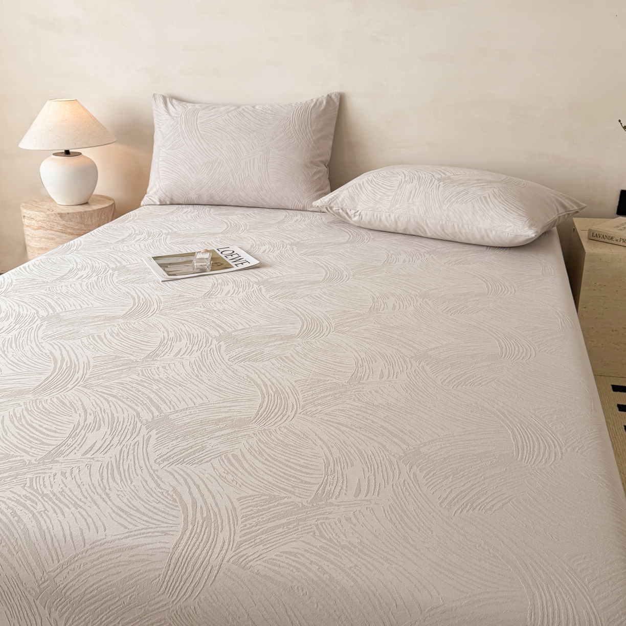 91家纺网 家纺一手货源 找家纺 眠博士 2026新款60S水洗立体提花床笠-场景二 床笠-月岛弥生-灰