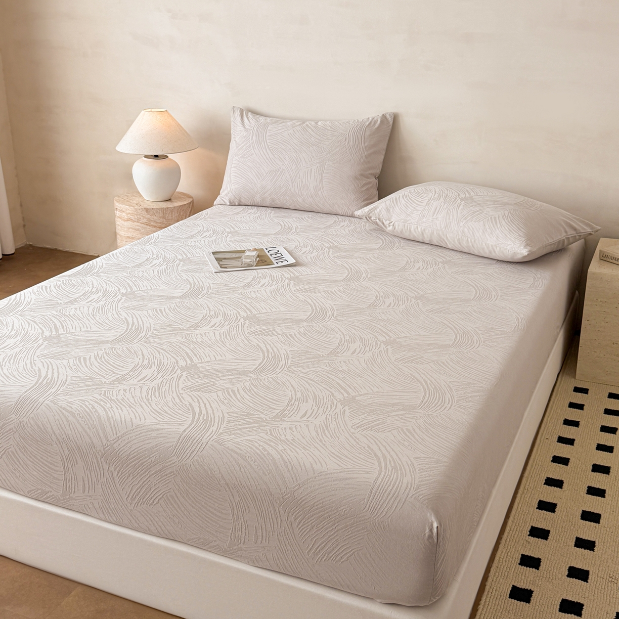 91家纺网 家纺一手货源 找家纺 眠博士 2026新款60S水洗立体提花床笠-场景二 床笠-月岛弥生-灰