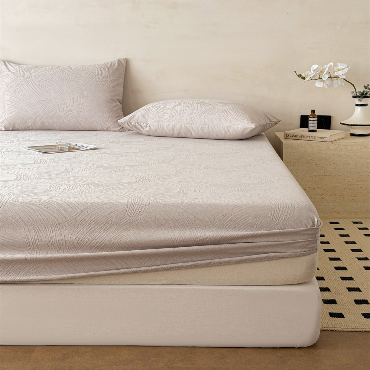 91家纺网 家纺一手货源 找家纺 眠博士 2026新款60S水洗立体提花床笠-场景二 床笠-月岛弥生-灰