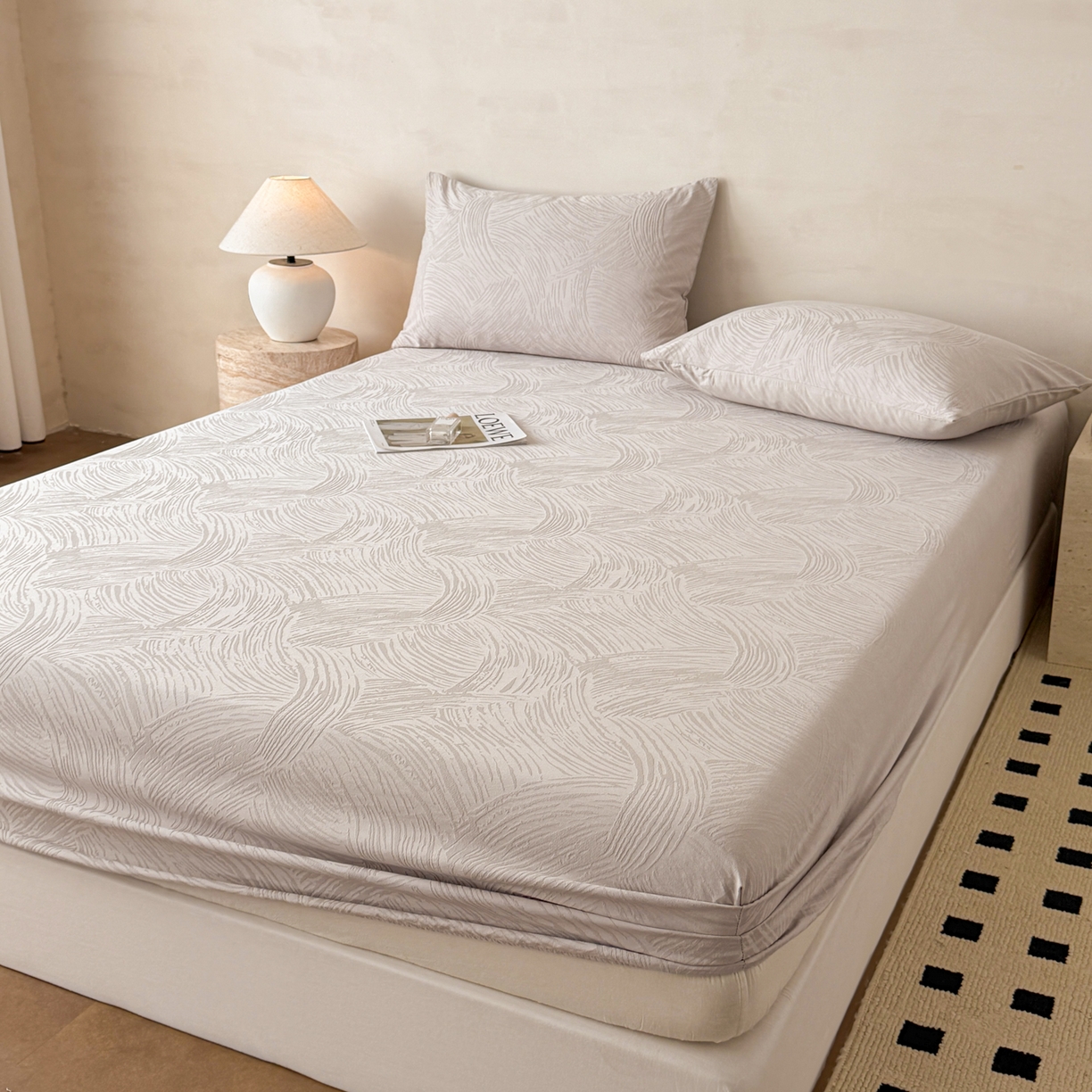 91家纺网 家纺一手货源 找家纺 眠博士 2026新款60S水洗立体提花床笠-场景二 床笠-月岛弥生-灰